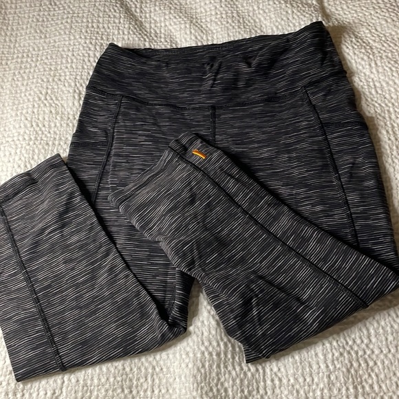 Lucy size small space dye pattern pocket capri leggings - Picture 3 of 6